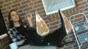 CigaretteBreakInSexyBoots WMV
