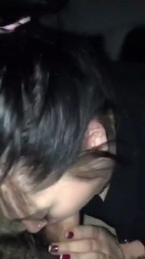 Une pute qui aime suce de la queue.