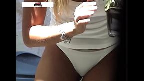 Filmei minha vizinha limpando o quintal de calcinha fio dental