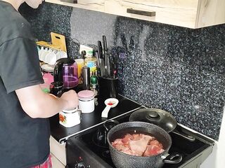 Грибной суп с салатом и говядиной