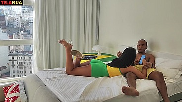 UM AQUECIMENTO NO RABÃO DA GOSTOSA FANTASIADA PARA VER O JOGO DO BRASIL