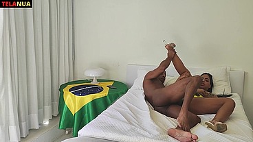 UM AQUECIMENTO NO RABÃO DA GOSTOSA FANTASIADA PARA VER O JOGO DO BRASIL