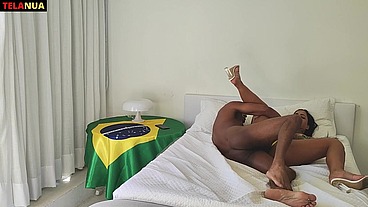 UM AQUECIMENTO NO RABÃO DA GOSTOSA FANTASIADA PARA VER O JOGO DO BRASIL