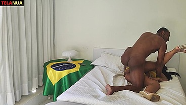 UM AQUECIMENTO NO RABÃO DA GOSTOSA FANTASIADA PARA VER O JOGO DO BRASIL