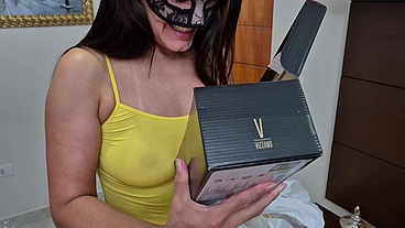 Um presente especial para o Dia das Mães - Mãe agradecendo o filho pelo presente