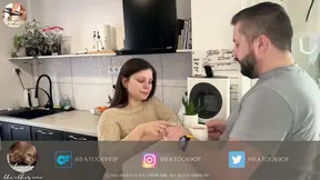 MILF melkt haar man voor haar koffie.
