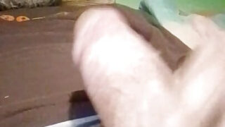 Primer plano de papás gays italianos gorditos recibiendo golpes en sus culos gordos y tragando semen