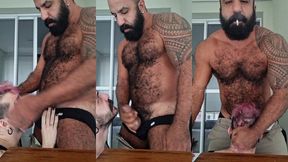 servindo o macho peludo suado