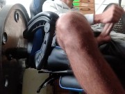 Me Saco La Polla Y Me Corro En el Taller Arriesgandome a Que Entre Alguien Y Quiera Chuparmela😋