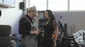 Workshop new rubbers: Sexy brunette loves to blowjob