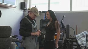 Workshop new rubbers: Sexy brunette loves to blowjob