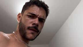 passivo guloso por rola dando e sorrindo