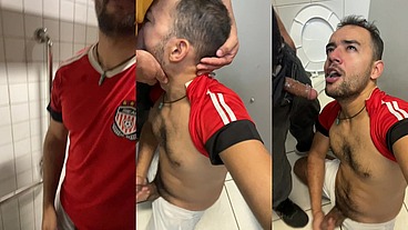 Safado dentro do box do banheiro do club fez oral em três machos roludos.