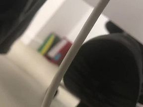 Candid sous le bureau de Nahia en bottes (PAS DE SON)