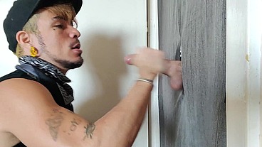 LEO BULGARI EATS A STRAIGHT MEN COCK IN THE GLORYHOLE OF HIS HOUSE - FULL VIDEO!!!