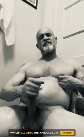 Hot B&amp;w Bathroom Bate.