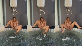 je me doigte dans un jacuzzi au programme: masturbation, orgasme, mouille