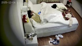 新流出酒店偷拍周末高顏值鄰家妹妹眼鏡反差婊開房被男友兩次內射