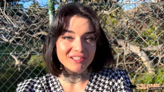 Brünette Schönheit lässt es sich tief in ihren engen Arsch stecken.