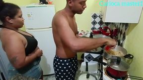 mulher fica na casa da vizinha e esquece de fazer janta para o marido