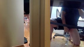 guy couldn t leave his desk and had to pee in a bottle - full version