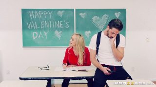 Lucas Frost lèche les fesses de la plantureuse Brandi Love avant de la baiser.