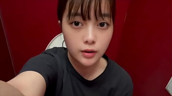 地味なキャラで学校いるけどSEXとかオナニーに興味津々の女子大生。早く経験してみたい...