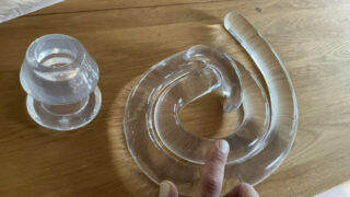 Sert ev yapımı web kamerası şovu: Genç Alman transvestit, elbisesiyle kendini parmaklayarak ve vajinasını açarak kendini küçük düşürüyor.