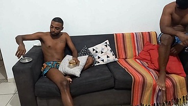 Marido corno convida o amigo dotado para uma sacanagem com a esposa