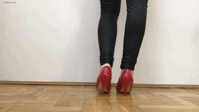 HOSTESS SORE FEET IN VERY HIGH HEELS - MOV HD