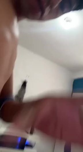 Chacalito flaco y tatuado