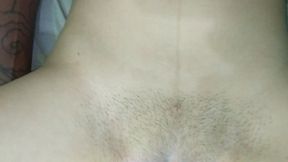 novinho resolve passar a mao passando na sua magrinha deitada e acaba comendo ela no pelo