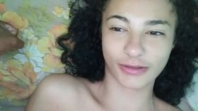 novinho resolve passar a mao passando na sua magrinha deitada e acaba comendo ela no pelo