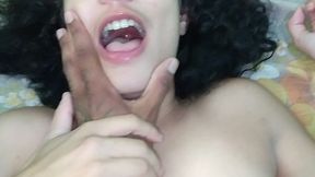 novinho resolve passar a mao passando na sua magrinha deitada e acaba comendo ela no pelo