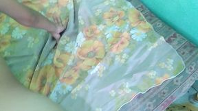 novinho resolve passar a mao passando na sua magrinha deitada e acaba comendo ela no pelo