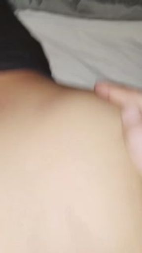 Por primera vez me cojo a mi novia por el culo, y le duele y llora