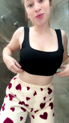 Amateur model shows off her big tits and ass on OnlyFans
