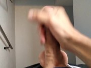 Exhibicionista Se Saca su Gran Polla en el Ascensor y se Pajea en la Escalera de Los Vecinos