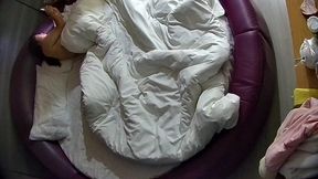 情趣台 青年小情侶 這男人有點壯 女人也豐滿 兩人性致高得很 狗交後入 還站起來操1