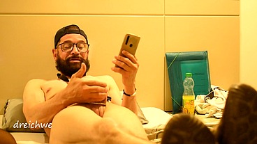 Me lo hace mamar mientras llama a su amigo por whattapp