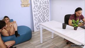 Inversionista se folla a la secretaria puta mientras su jefe cuck no los ve