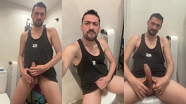 hot daddy jerking off in public wc