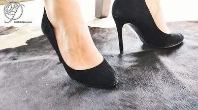 Secretary sex with my hot secretary in tight leggings, lingerie and high heels