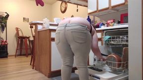 Buttcrack reveal unloading dishwasher