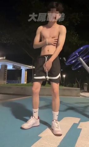 Queer Pinch: Japanese fellow faps on public place