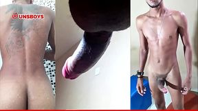 Garoto magrinho safadinho tomando banho