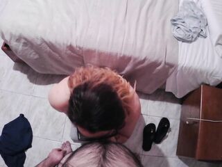 La fidanzata gli fa un pompino in ginocchio e si fa sborrare sul viso