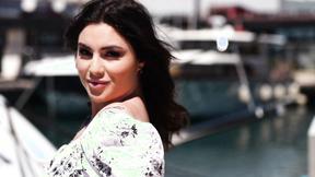 ”The menu announced, Laury devours her main course!”