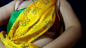 Hot desi Indian housewife gets fucked in her saree