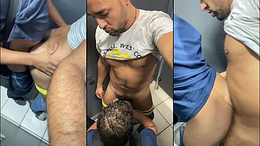 Casados fazendo sexo no banheiro publico enquanto aguardam o próximo trem.